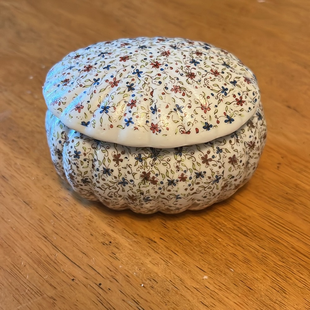 Vintage Ceramic Porcelain Container with Multicolored Flowers and Scalloped Edge - Picture 5 of 15